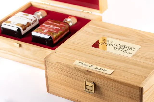 giusti-plaque-grav-e-personnalis-e-accessoire-personnalisation-coffret-cadeau image 1
