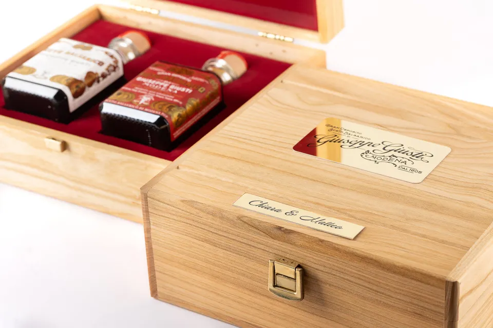 giusti-plaque-grav-e-personnalis-e-accessoire-personnalisation-coffret-cadeau image 1